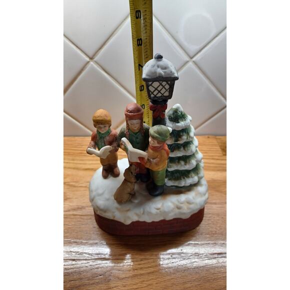 Vintage House of Lloyd Christmas Around the World Carolers Musical and Lighted - Picture 6 of 11